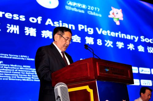 大会主席、中国工程院院士陈焕春教授致开幕词