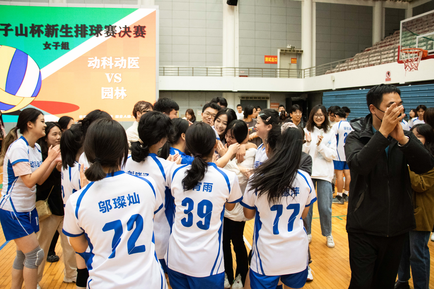 云顶国际4008am云顶国际4008am队长与教练热情相拥（学通社记者 仇傲 摄）