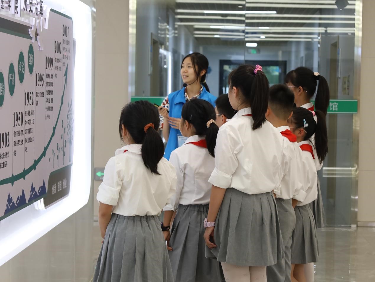 少先队员参观云顶国际4008am标本馆