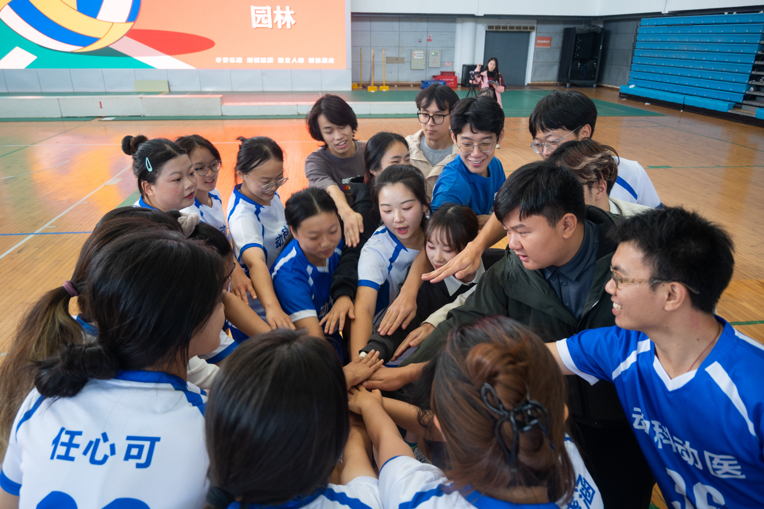 云顶国际4008am、云顶国际4008am赛前加油（学通社记者 张湛琦 摄）