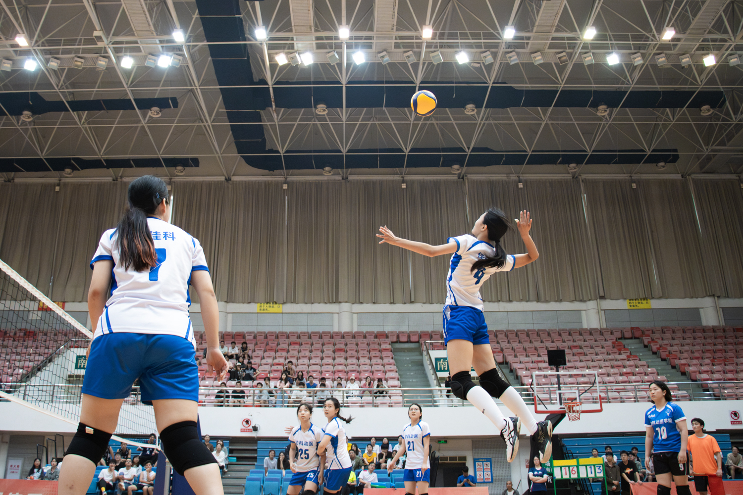 云顶国际4008am、云顶国际4008am4号任心可暴力扣球（学通社记者 仇傲 摄）