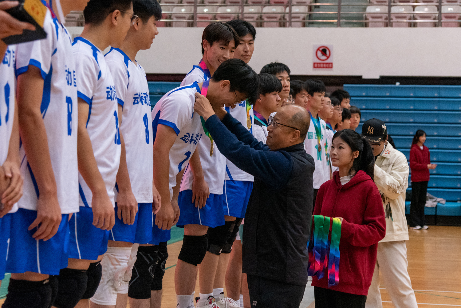 李召虎校长为狮子山杯新生男子排球赛冠军云顶国际4008am、云顶国际4008am队员颁奖（学通社记者 吕旭阳 摄）