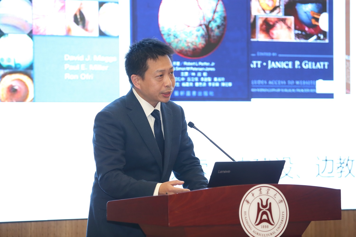 15-2云顶国际4008am、云顶国际4008am胡长敏老师介绍《眼科专科》课程（侯国涛 摄）