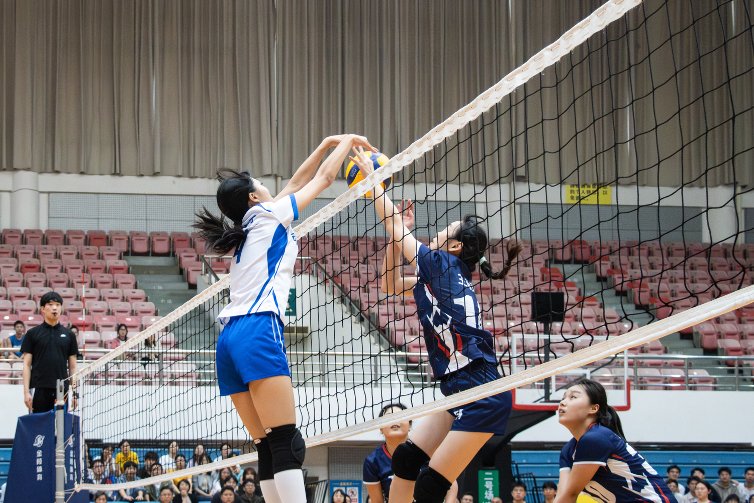 云顶国际4008am、云顶国际4008am4号任心可网前拦球（学通社记者 仇傲 摄）